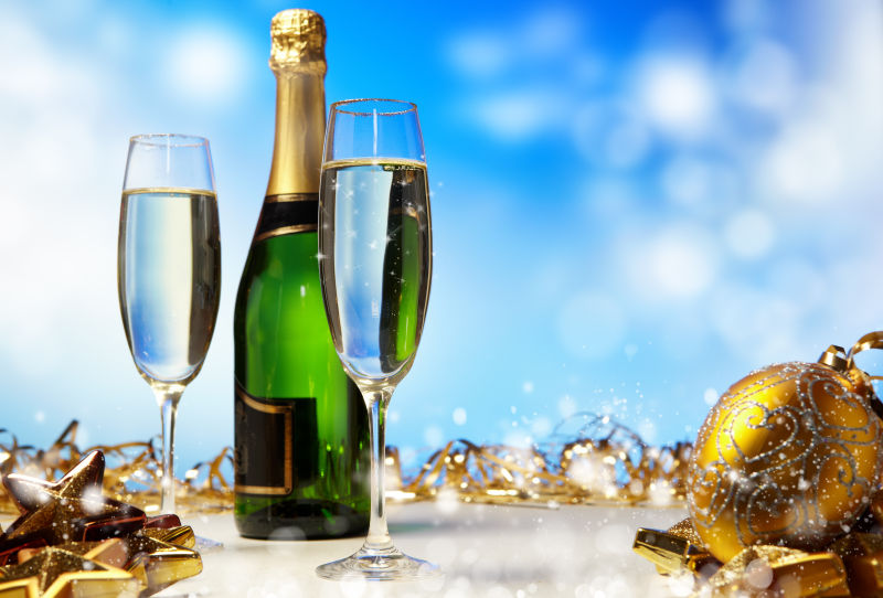 装饰的华丽的桌子上放着香槟酒