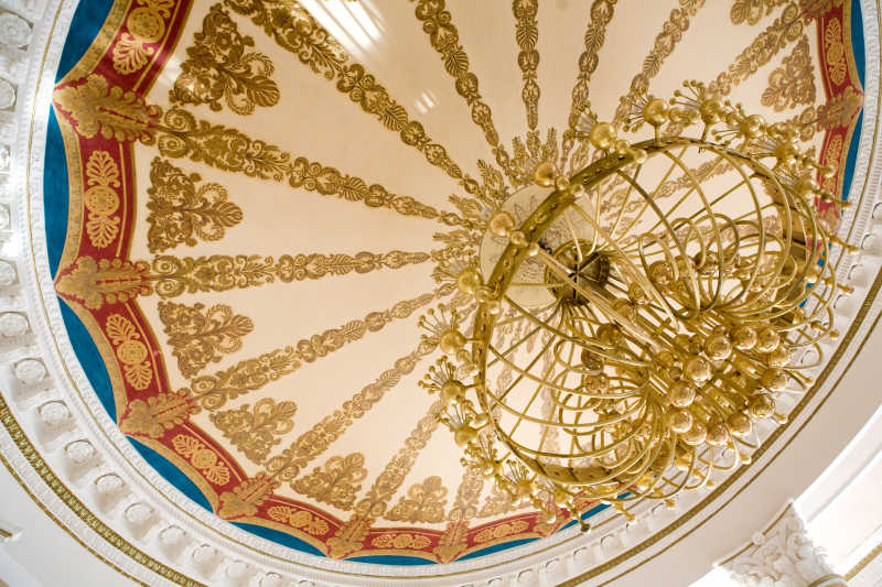 天花板上的美丽吊灯