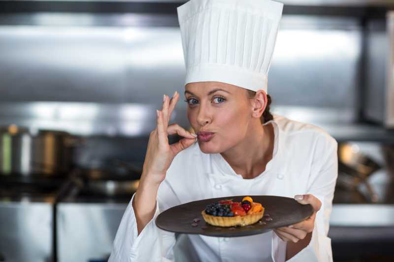 正在品尝美味的女厨师