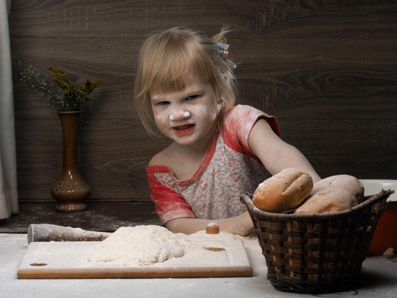 面粉撒一身的滑稽女孩