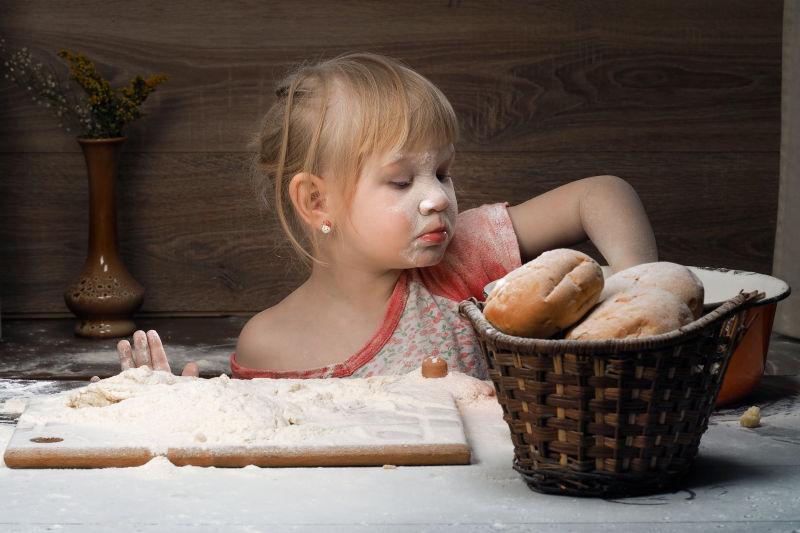 面粉撒一身的可爱小女孩