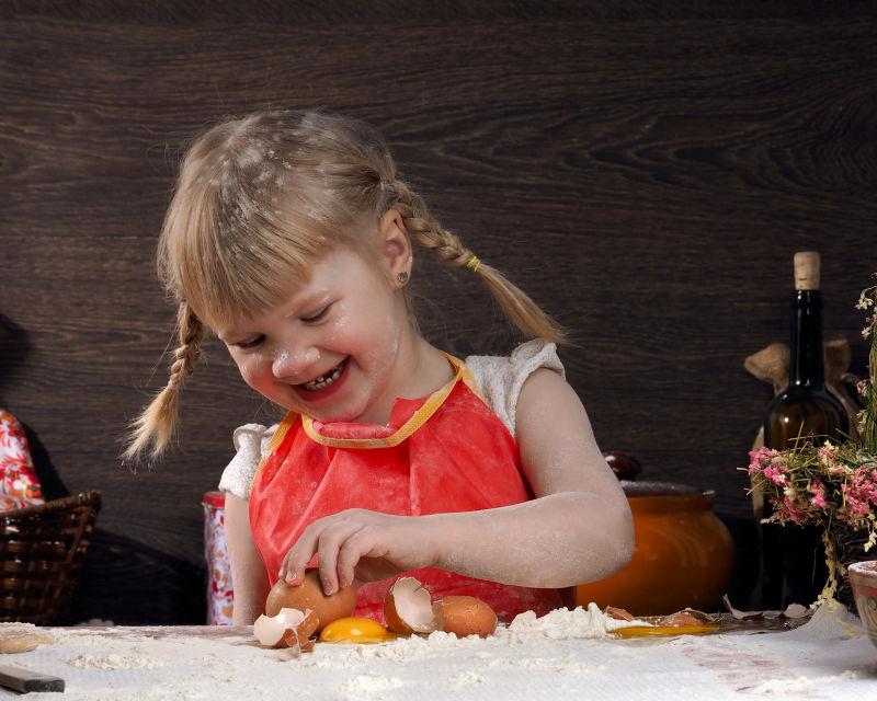 高兴制作面团的小女孩