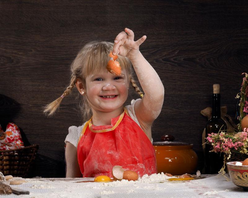 小女孩拿着鸡蛋皮可爱的笑着