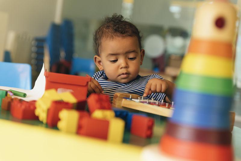 在幼儿园的宝宝玩积木玩具