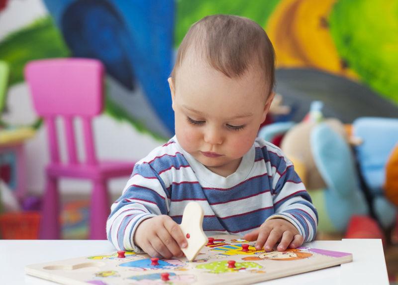 在幼儿园里玩拼图游戏的孩子