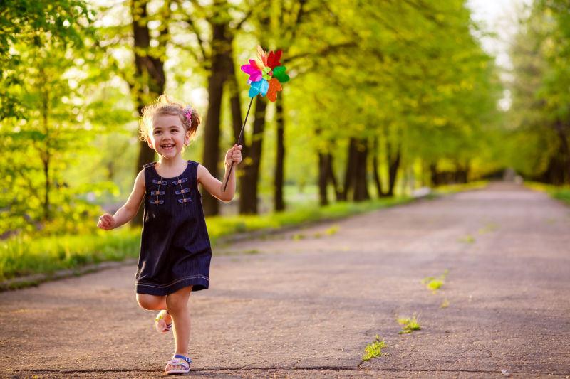 快乐奔跑的孩子在春天的花园里