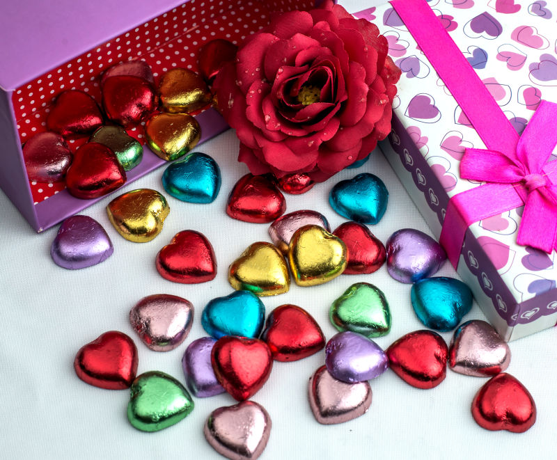 彩色纸包裹的心形巧克力和玫瑰花