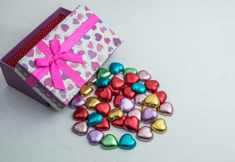 彩色纸包裹的心形巧克力和盒子