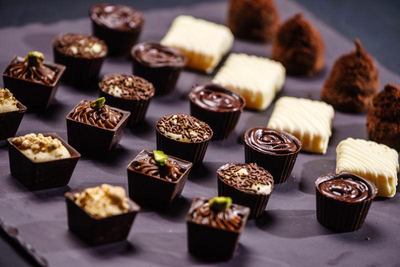 桌子上的巧克力糖