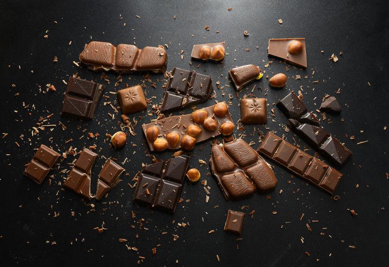 黑色桌子上的美味巧克力