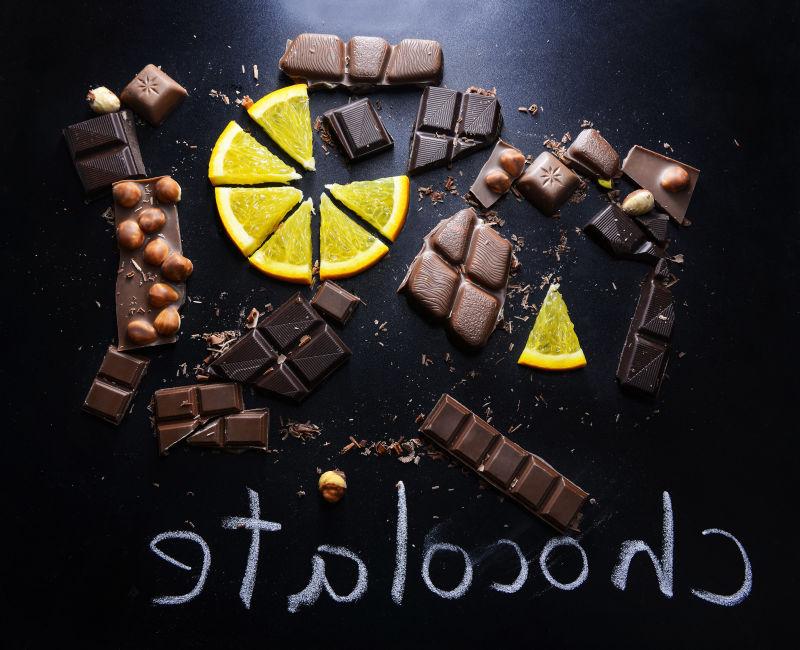 桌子上的柠檬片和黑巧克力