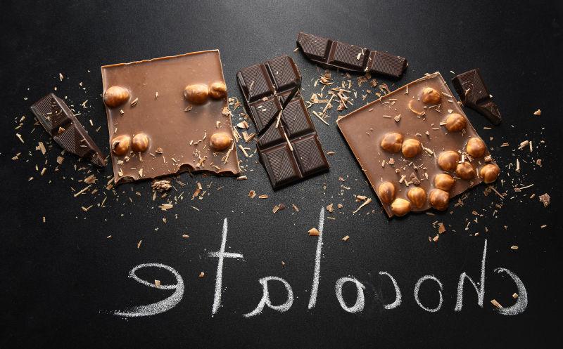 桌子上各种美味的巧克力