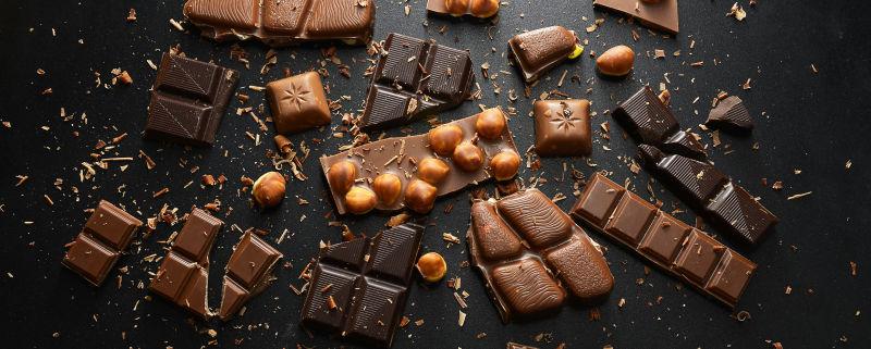 桌子上凌乱的摆放着各种巧克力