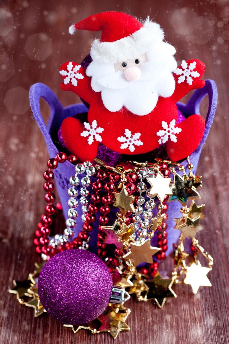 圣诞装饰品盒中的圣诞老人