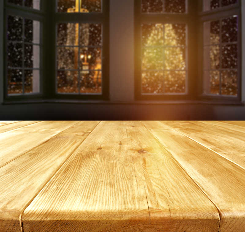 房间里棕黄色的木桌