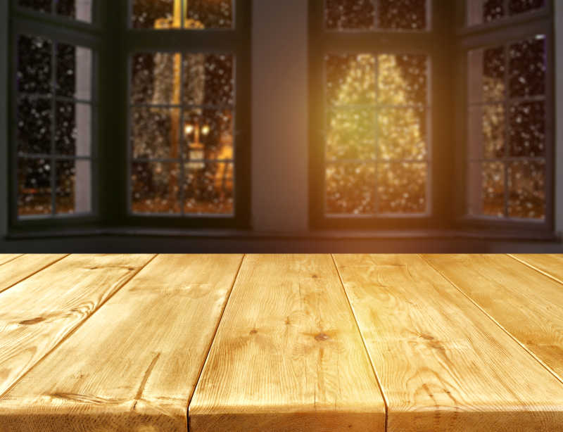 豪华客厅里的木质桌子