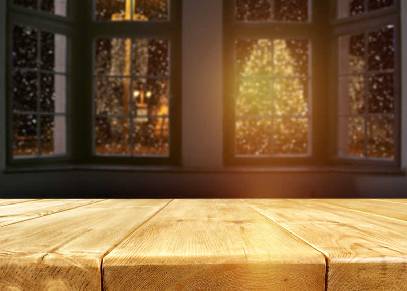 房间里美丽的木桌