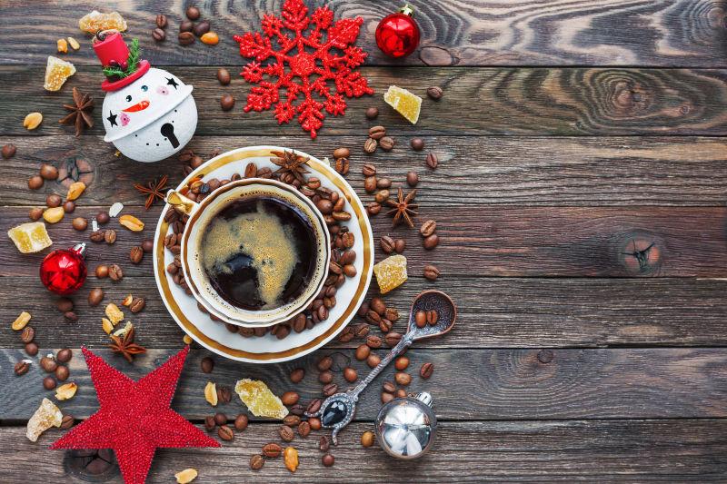 圣诞节装饰桌上的咖啡和调味料