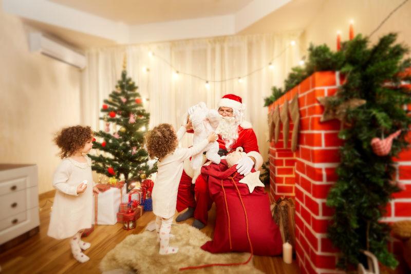 圣诞节装饰室内给孩子们分礼物的圣诞老人