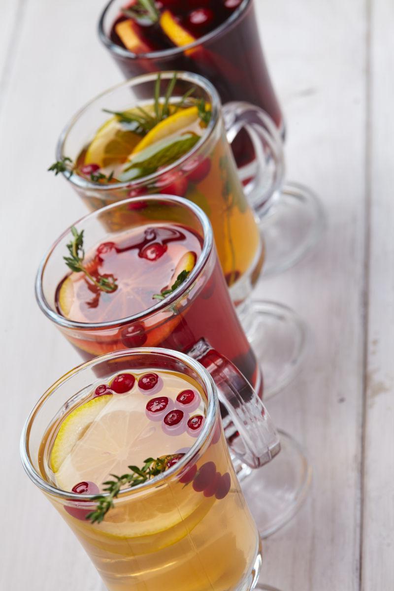 白色桌上的一些水果鸡尾酒