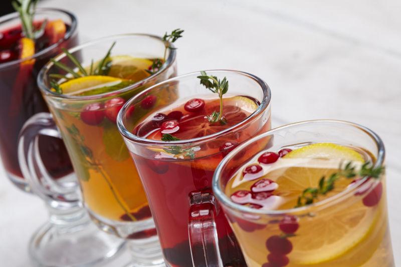 白色桌上排列整齐的一些水果鸡尾酒