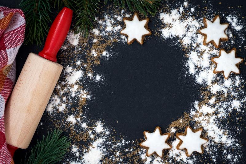 橄榄绿背景上的圣诞节烘烤饼干材料