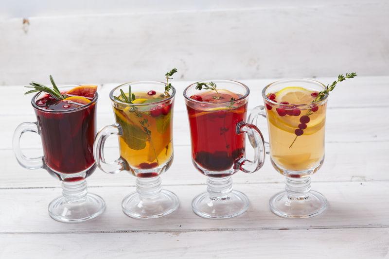 白色木桌上的水果鸡尾酒