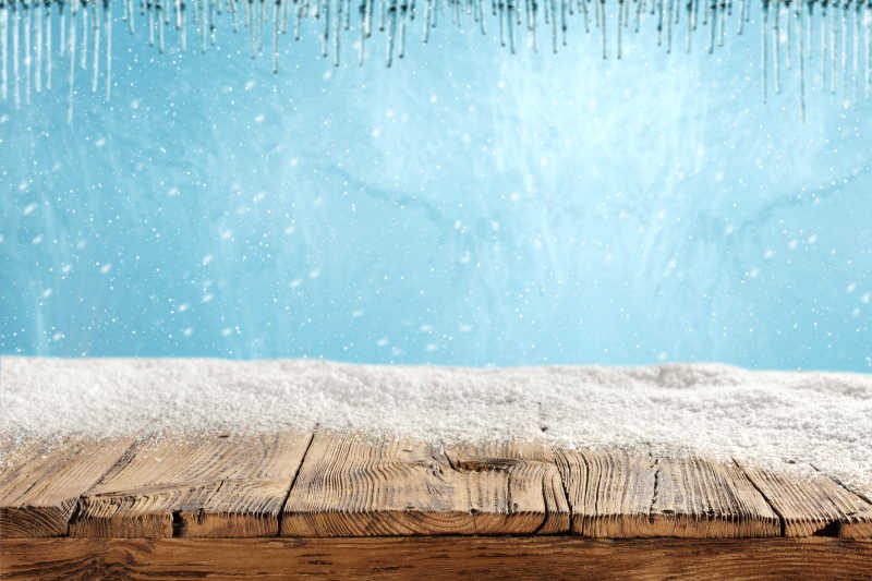 户外的木板上飘满了雪花