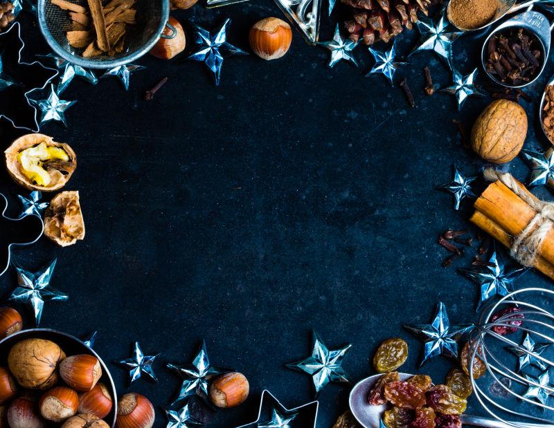 暗色背景上各种香料和星星装饰品