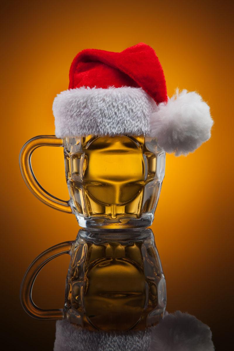 放在啤酒杯上的圣诞帽