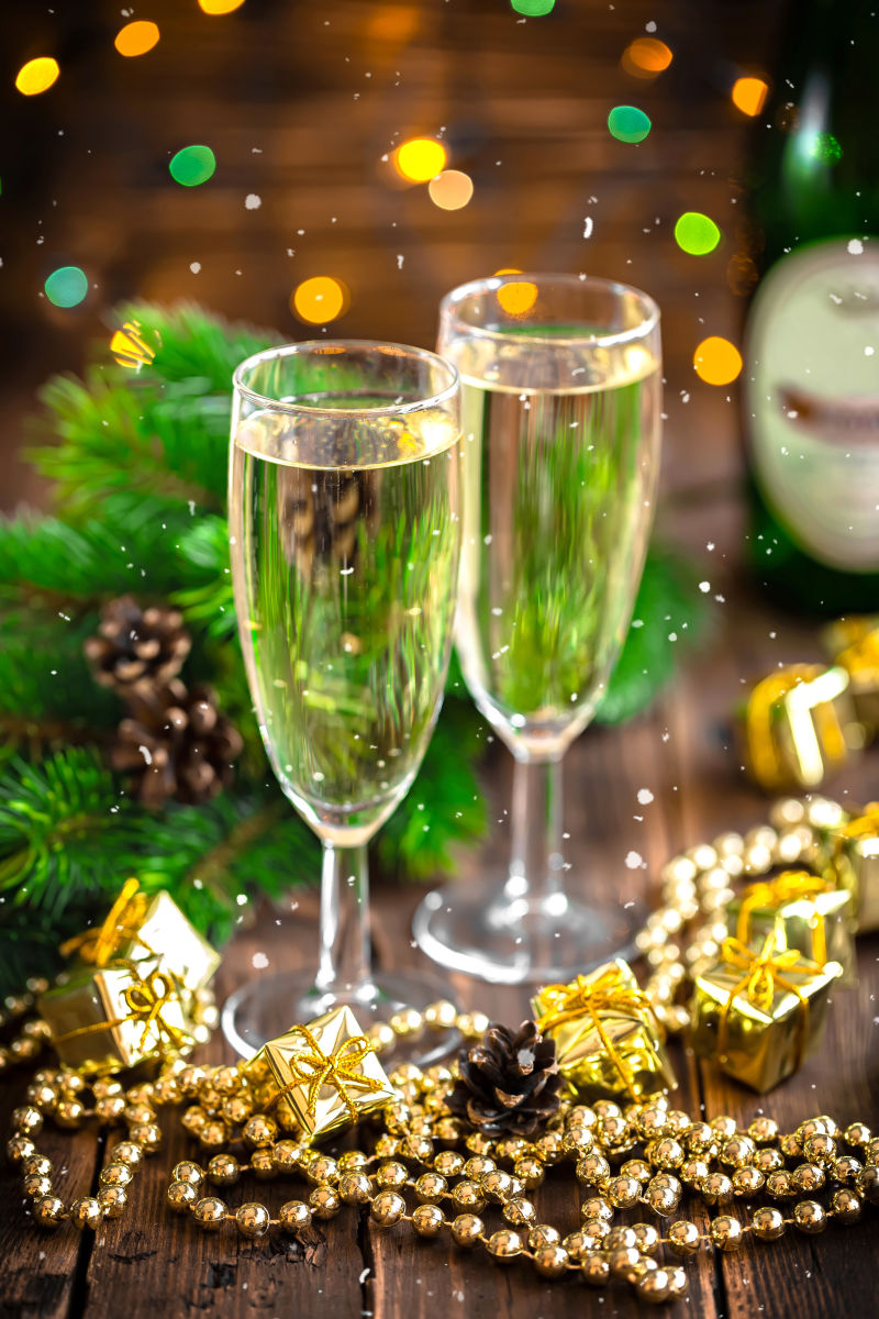 圣诞节气氛下的香槟酒