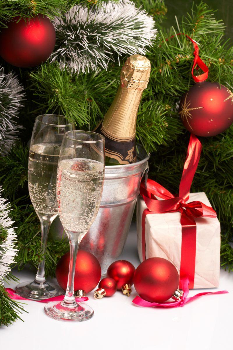 圣诞树下的香槟和装饰铃铛还有圣诞礼物