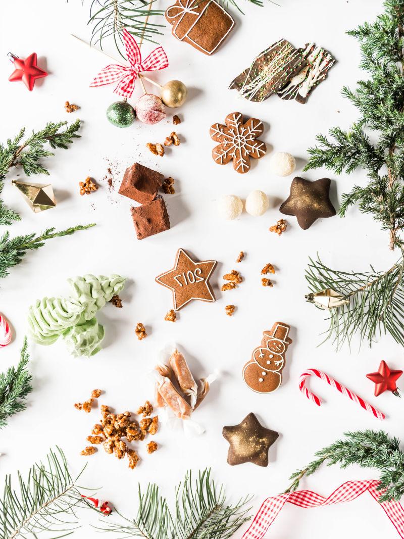 白色背景中圣诞节装饰品