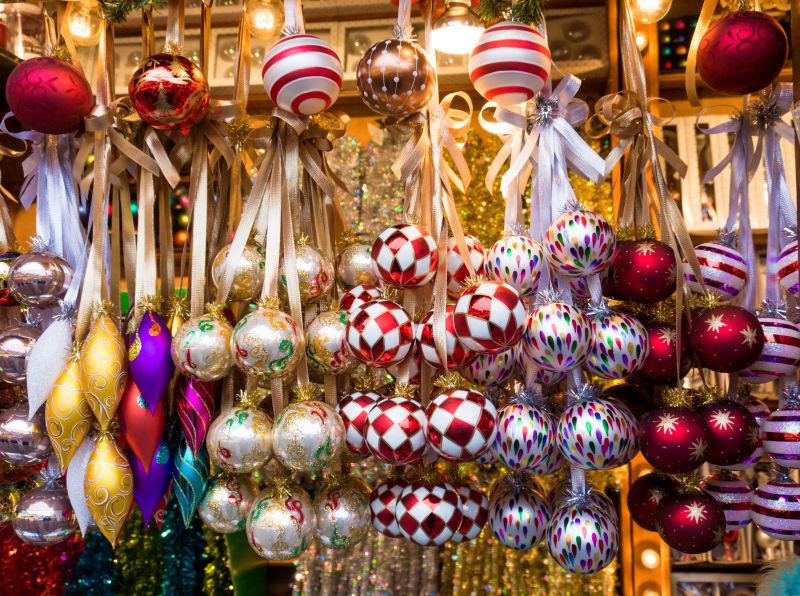 市场上多彩的球状圣诞装饰品