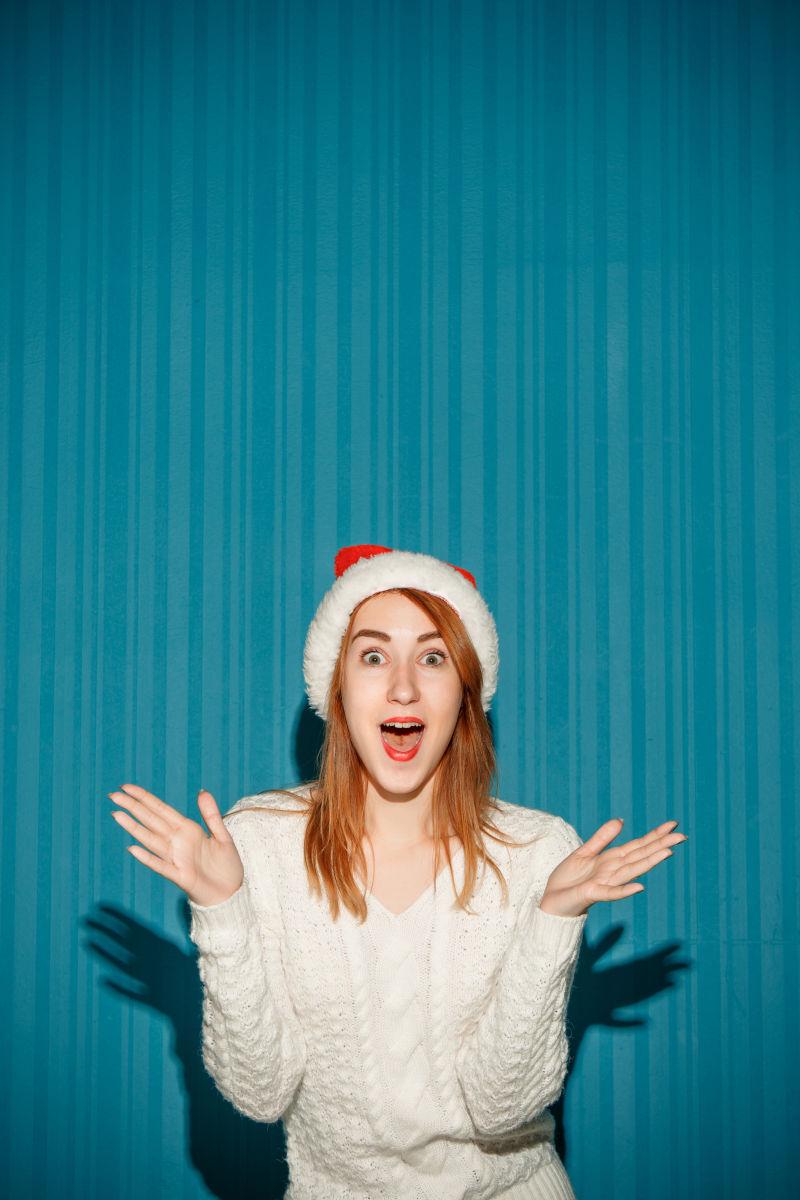 穿着蓝色圣诞帽的圣诞帽女孩