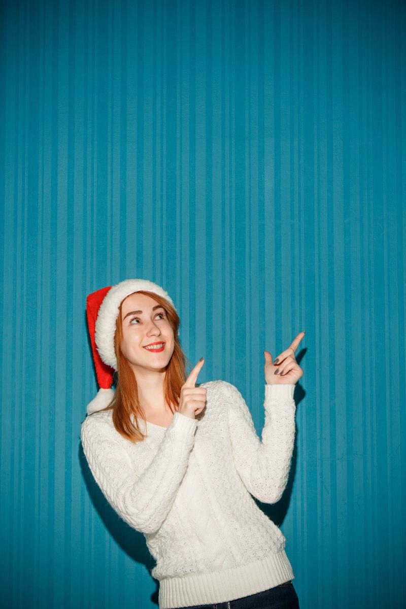 惊奇圣诞女孩戴着圣诞帽