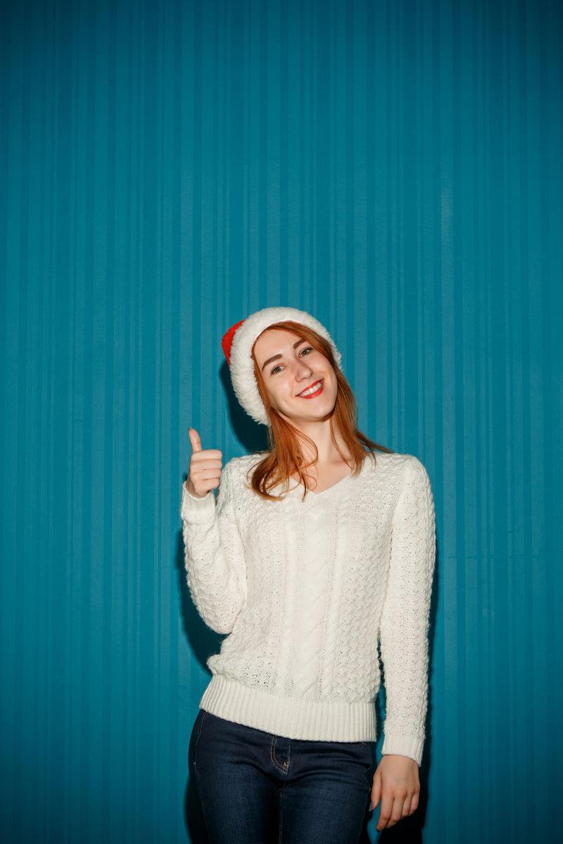 圣诞女孩戴着圣诞帽