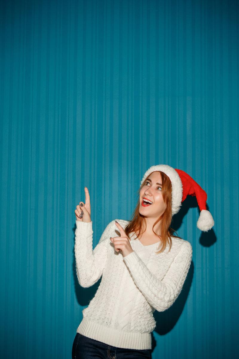 戴着圣诞帽的圣诞女孩