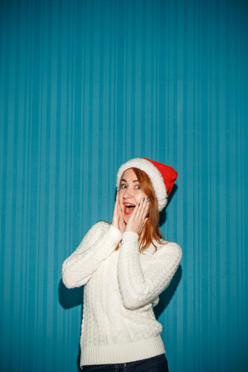 女孩戴着圣诞帽