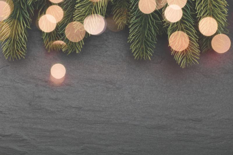 圣诞枞树枝和灯在背景下