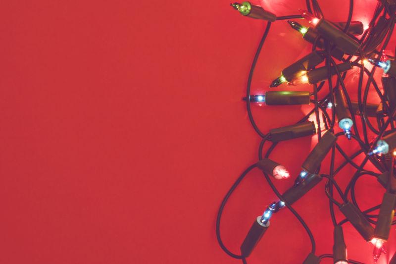 红色背景下的圣诞灯