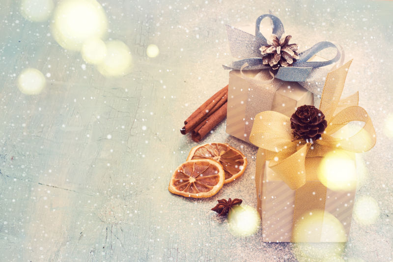 两个打着蝴蝶结的圣诞礼物
