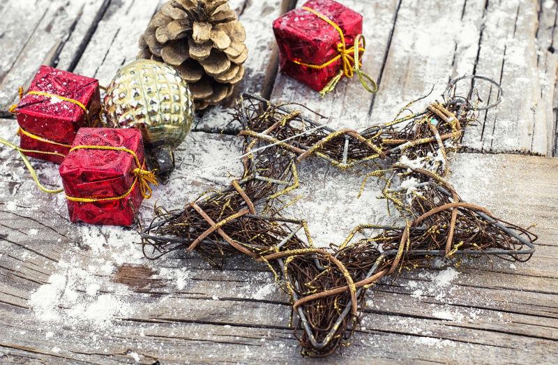 木制背景中的圣诞节装饰品