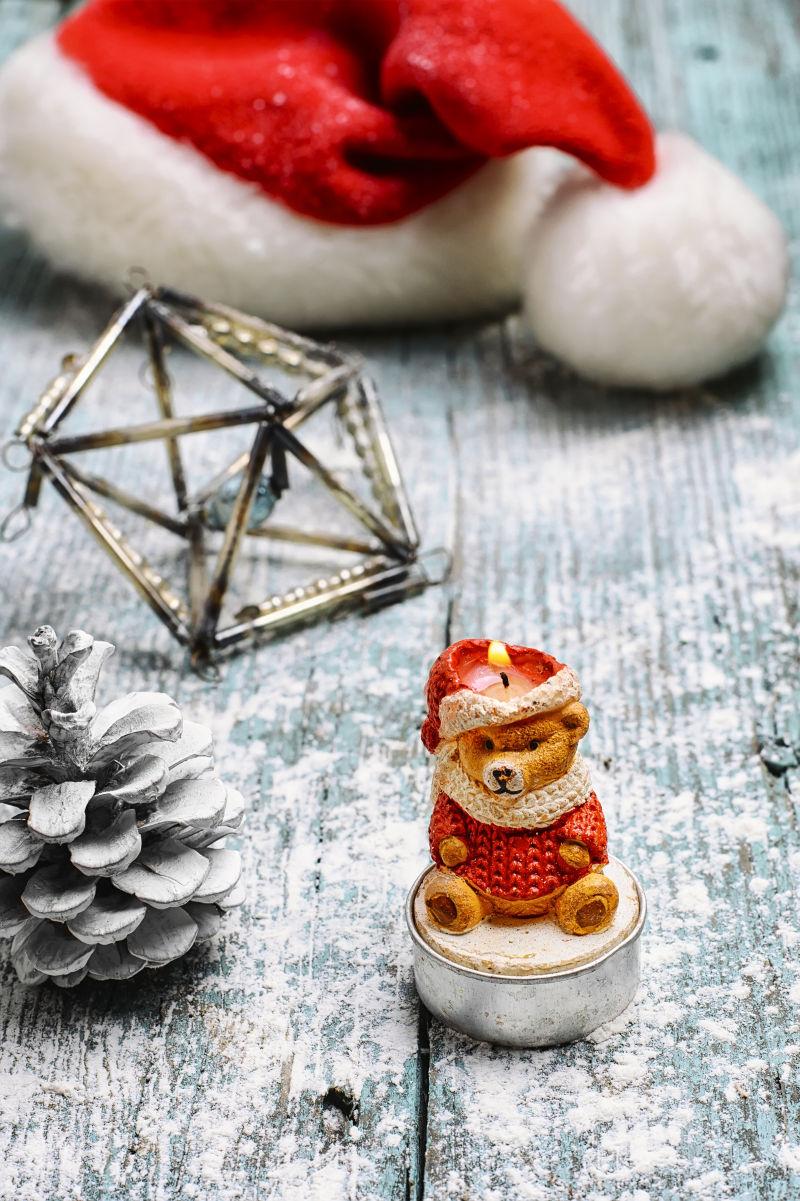 熊形圣诞蜡烛和圣诞树玩具