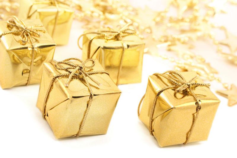 白色背景上的金色礼品盒