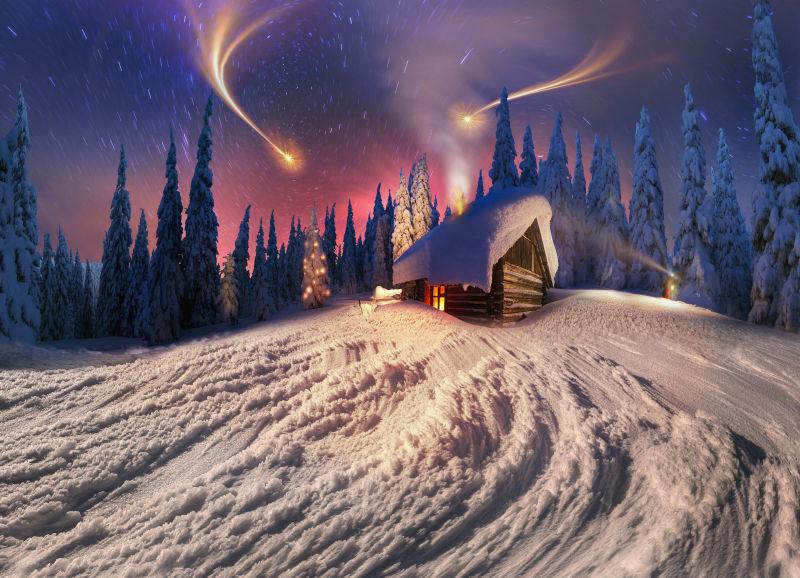 照亮雪盖云杉废弃的小屋