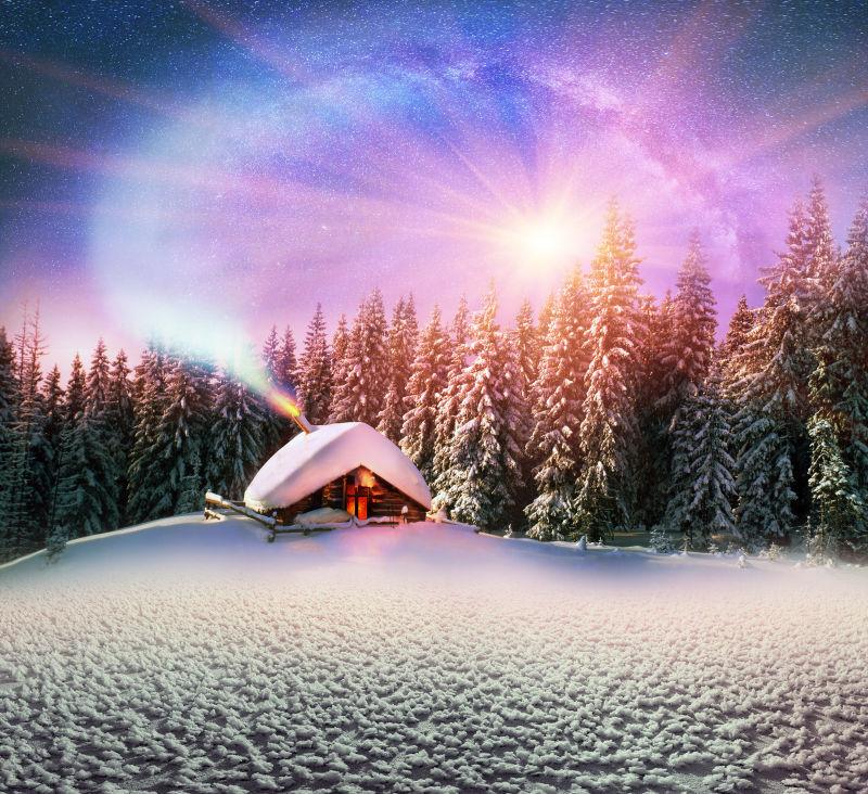 高山上的温馨小屋烟筒冒出彩色烟雾