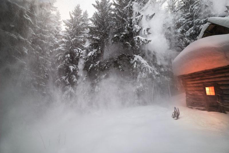 恶劣天气下的山野小屋子