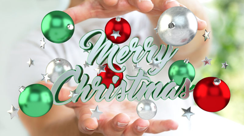 商人在模糊背景下持圣诞礼物