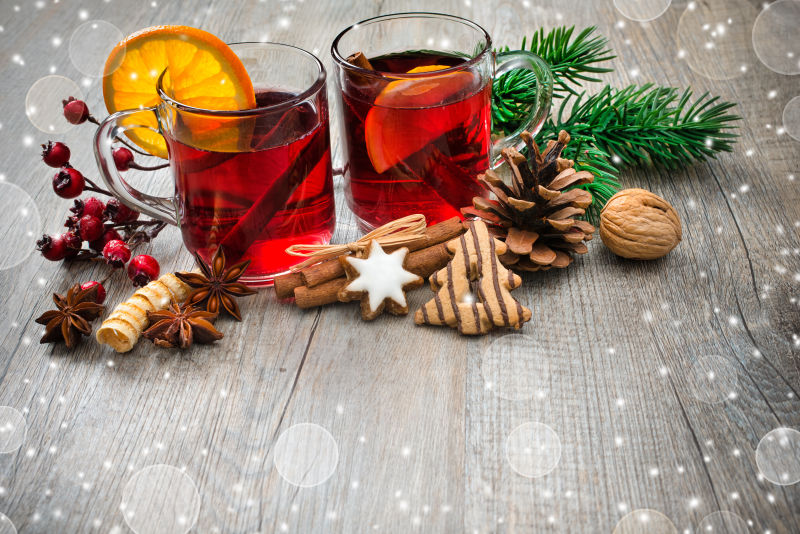 橙汁和香料烧热的葡萄酒